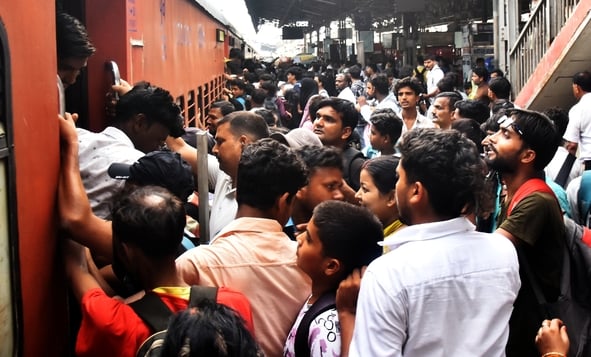 बृहस्पतिवार को यूपी टीईटी परीक्षार्थियों की भीड़ रेलवे स्टेशनों व बस अड्डों पर उमड़ी। बृहस्पतिवार को यूपी टीईटी परीक्षार्थियों की भीड़ रेलवे स्टेशनों व बस अड्डों पर उमड़ी।