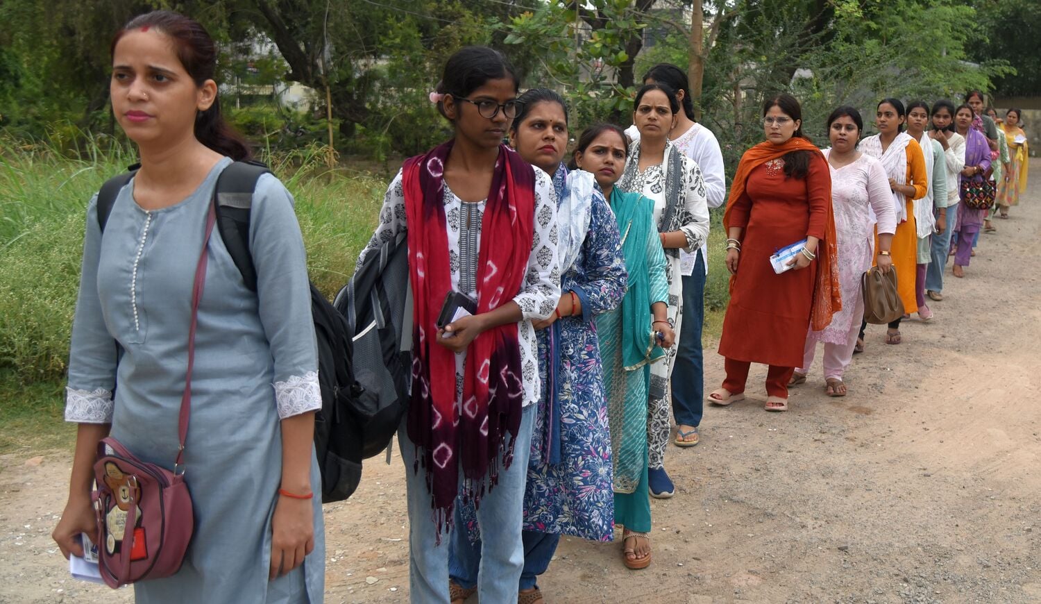 बृहस्पतिवार को यूपी टीईटी परीक्षार्थियों की भीड़ रेलवे स्टेशनों व बस अड्डों पर उमड़ी। बृहस्पतिवार को यूपी टीईटी परीक्षार्थियों की भीड़ रेलवे स्टेशनों व बस अड्डों पर उमड़ी।