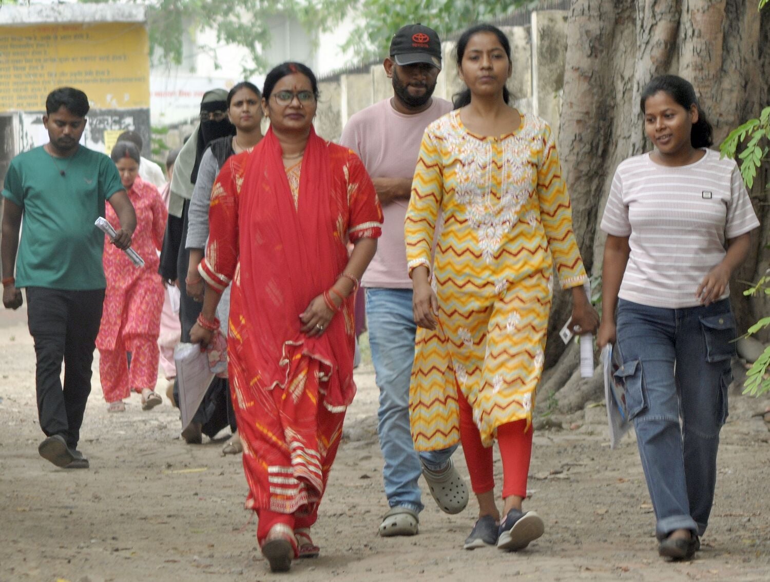 बृहस्पतिवार को यूपी टीईटी परीक्षार्थियों की भीड़ रेलवे स्टेशनों व बस अड्डों पर उमड़ी। बृहस्पतिवार को यूपी टीईटी परीक्षार्थियों की भीड़ रेलवे स्टेशनों व बस अड्डों पर उमड़ी।