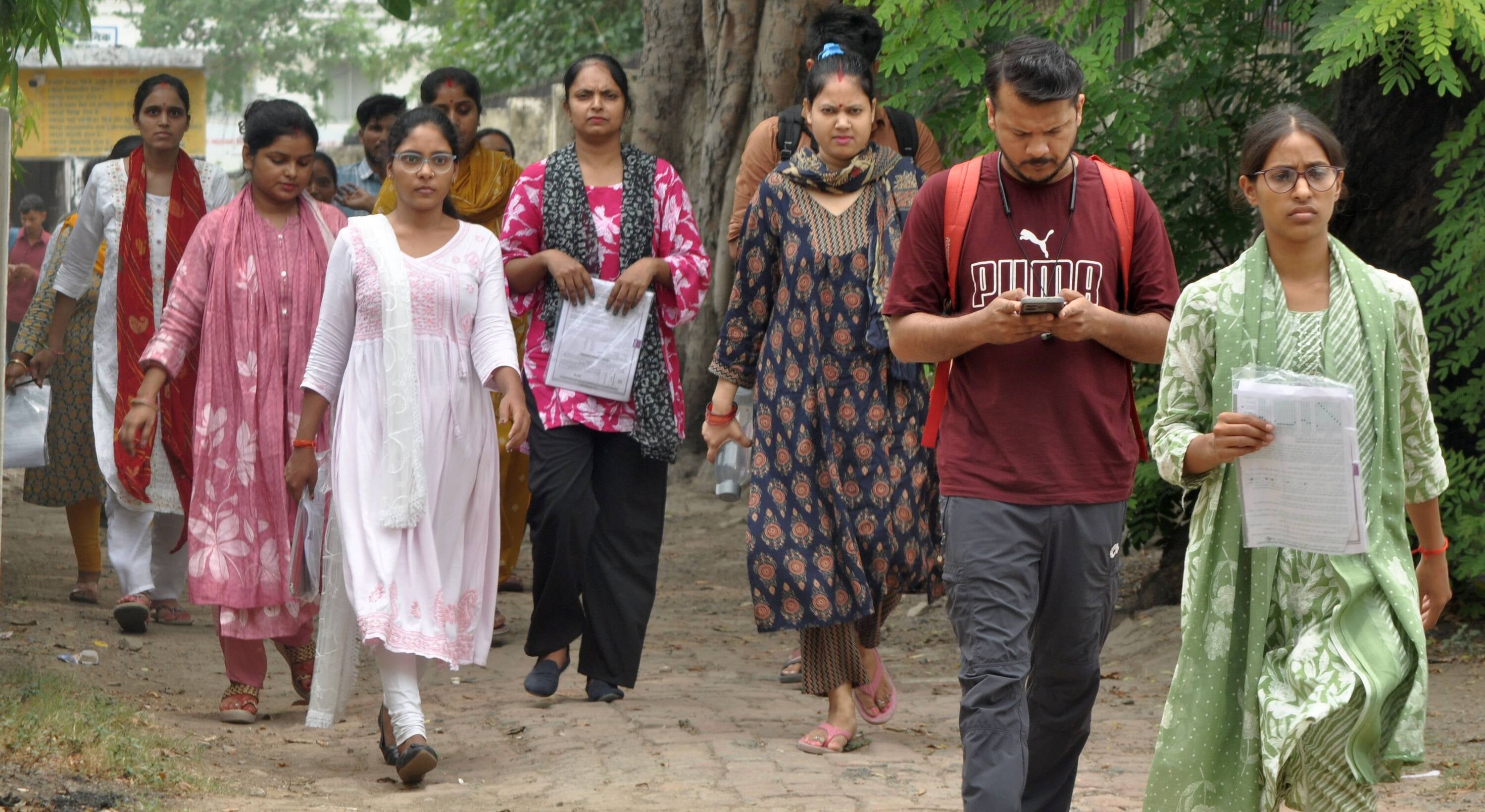बृहस्पतिवार को यूपी टीईटी परीक्षार्थियों की भीड़ रेलवे स्टेशनों व बस अड्डों पर उमड़ी। बृहस्पतिवार को यूपी टीईटी परीक्षार्थियों की भीड़ रेलवे स्टेशनों व बस अड्डों पर उमड़ी।
