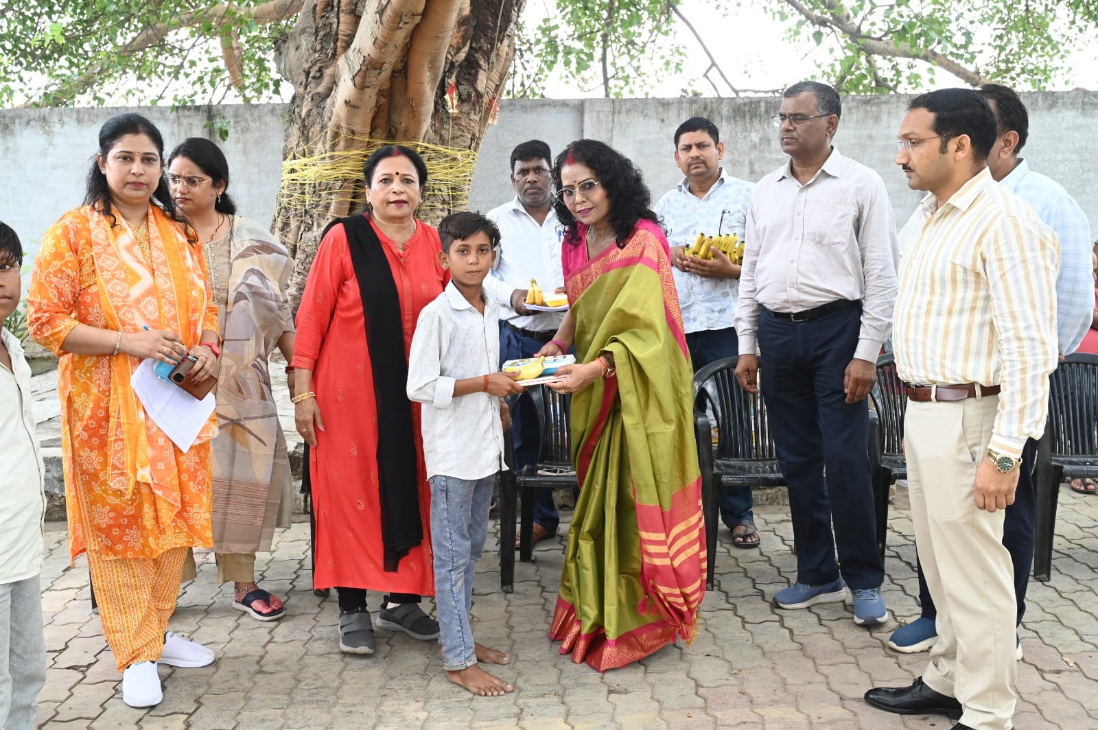 एकेटीयू में दीक्षोत्सव कार्यक्रम के तहत बृहस्पतिवार को गोद लिये गांवों के बच्चों में कई प्रतियो