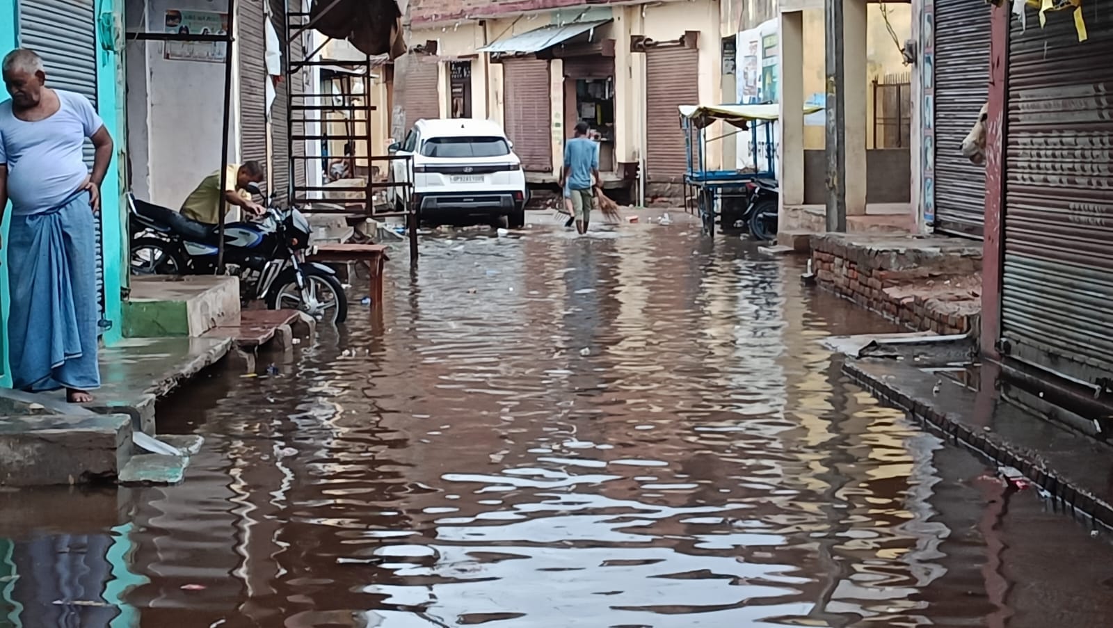 फोटो - 18 राजेंद्र नगर में सड़क पर भरा पानी। संवाद