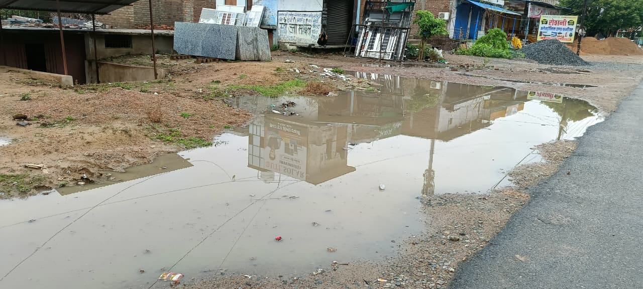 फोटो - 18 राजेंद्र नगर में सड़क पर भरा पानी। संवाद