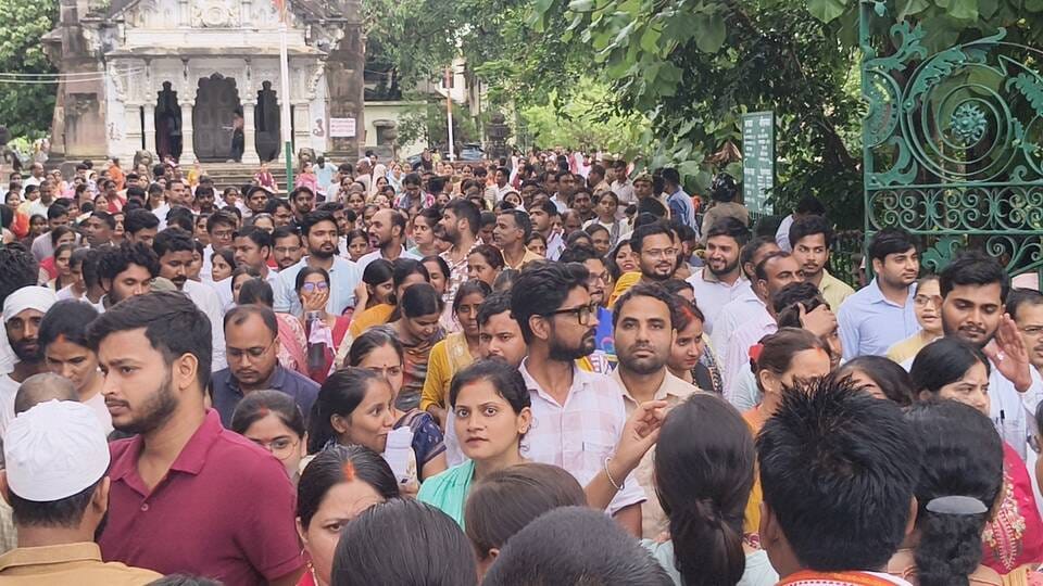 फोटो-28- नगर के एमपीपी इंटर कॉलेज में अभ्यर्थियों की जांच करते पुलिसकर्मी। संवाद