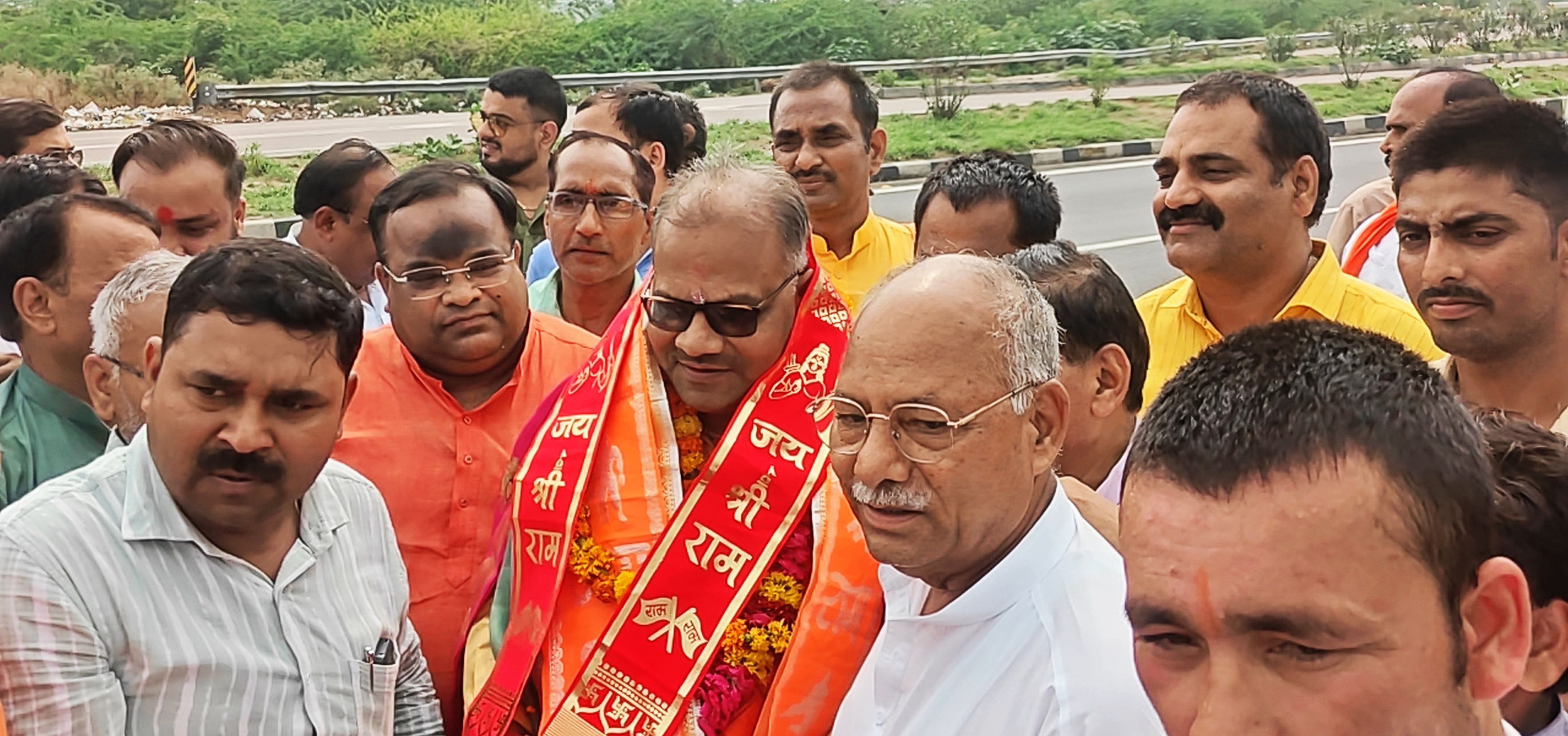 फोटो-34-क्षेत्रीय अध्यक्ष का स्वागत करते भाजपा जिलाध्यक्ष व अन्य। संवाद फोटो-34-क्षेत्रीय अध्यक्ष का स्वागत करते भाजपा जिलाध्यक्ष व अन्य। संवाद
