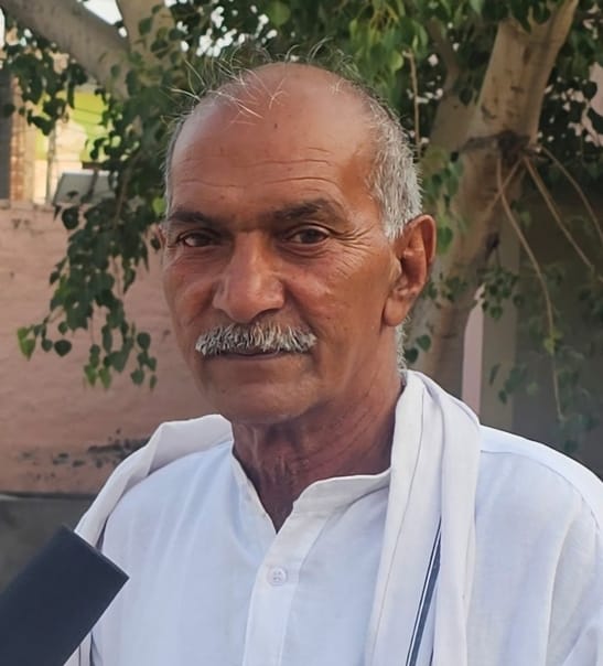 फोटो नंबर 71: चौराहे पर बैठकर इतिहास पर चर्चा करते बादली के ग्रामीण। (संवाद)