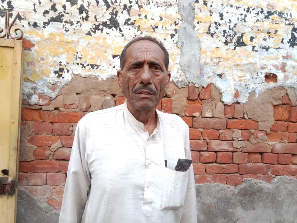 फोटो नंबर 71: चौराहे पर बैठकर इतिहास पर चर्चा करते बादली के ग्रामीण। (संवाद)