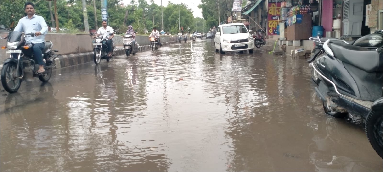 फोटो संख्या:52- नगर पालिका  कार्यालय में भरा बारिश का पानी--संवाद