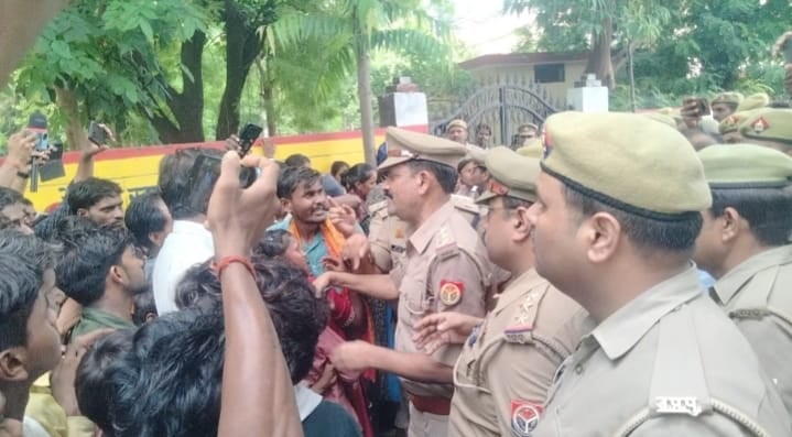फोटो03एचएएमपी 23- सडड़क पर नंगे पाव प्रदर्शन करते ग्रामीण। संवाद