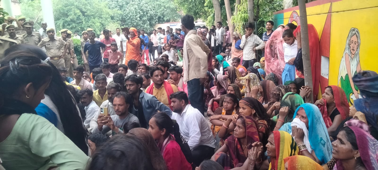 फोटो03एचएएमपी 23- सडड़क पर नंगे पाव प्रदर्शन करते ग्रामीण। संवाद