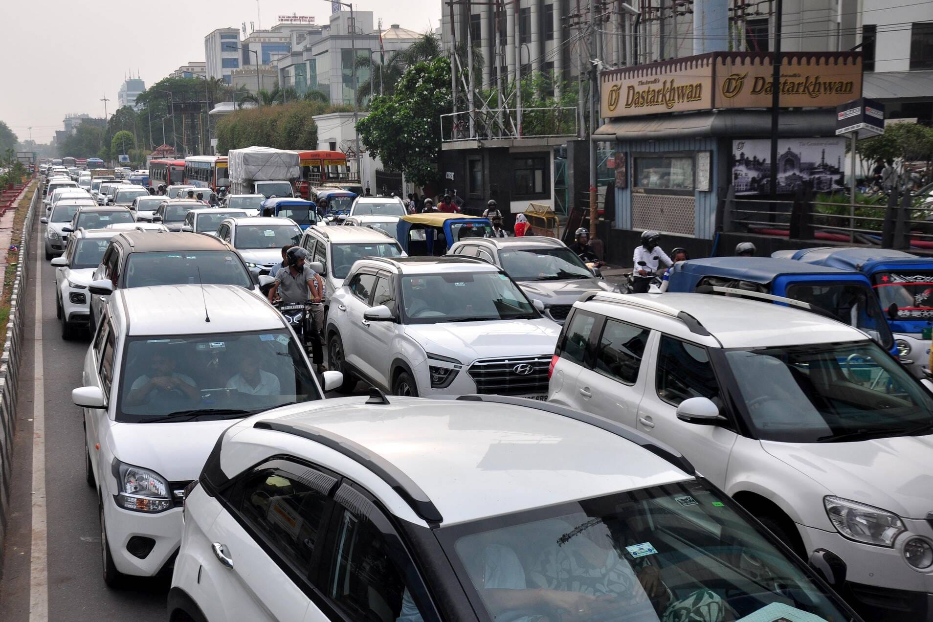 गोमतीनगर इलाके में जाम में फंसे वाहन।