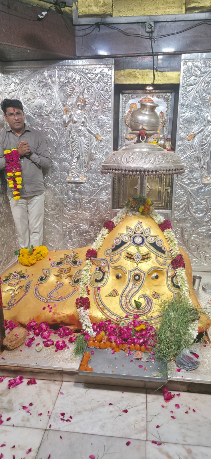 गर्भगृह में लगाई चांदी गर्भगृह में लगाई चांदी