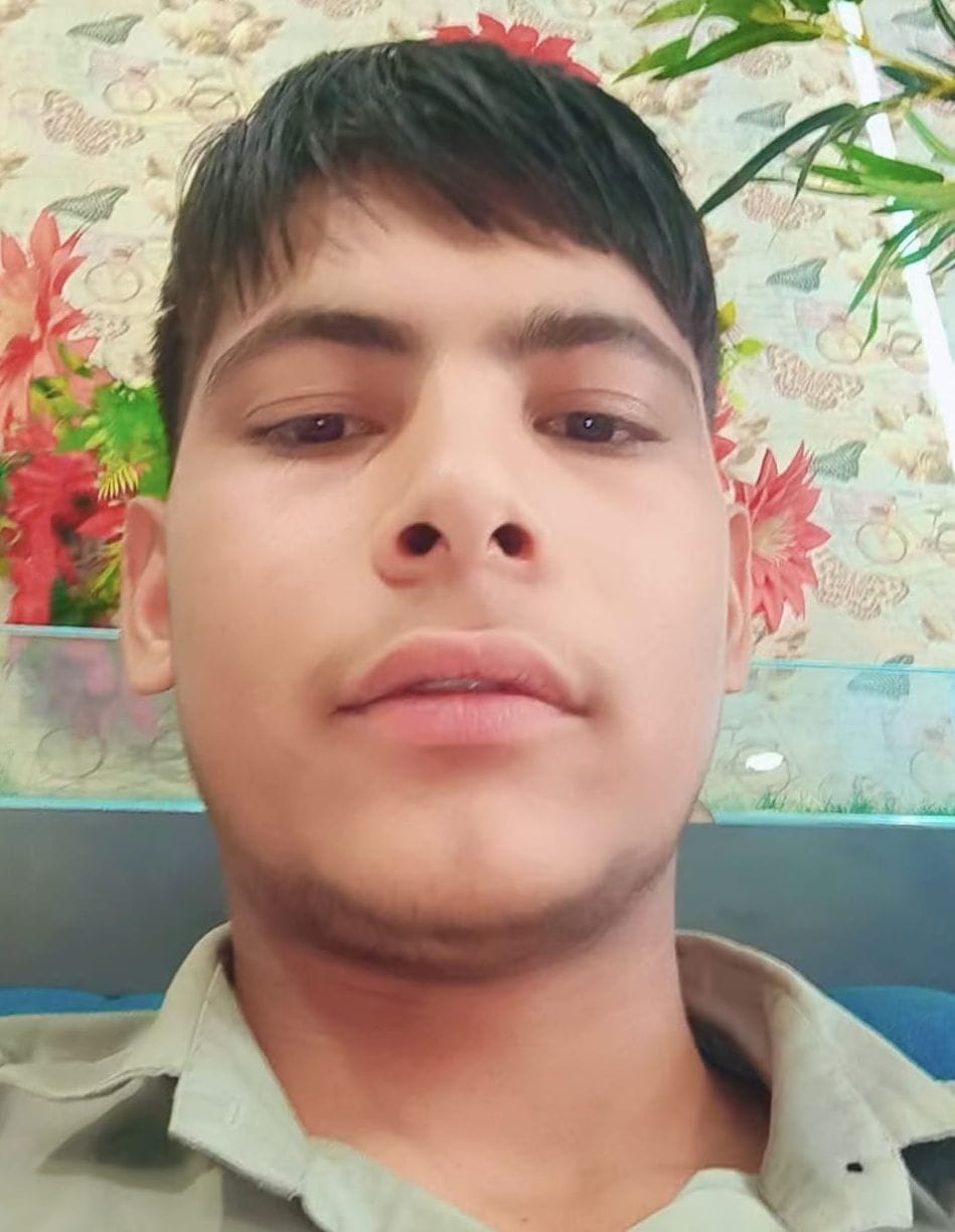 हादसे के बाद क्षतिग्रस्त बाइक। 