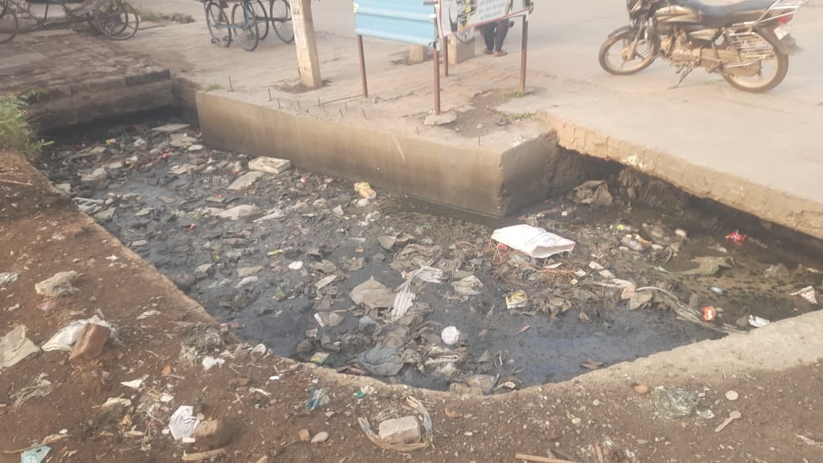 जगाधरी के राजेश नगर कॉलोनी में गंदगी से अटा नाला। संवाद