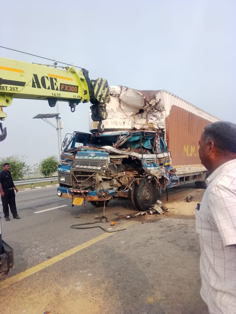 कौला जखनिया गाव के पास खनिया एनएच-124 डी के किनारे पलटी कार। स्रोत- पाठक