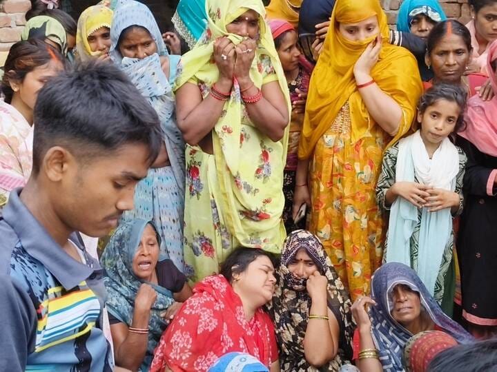 करनाईपुर में मृतक महिला गोमती देवी सरोज