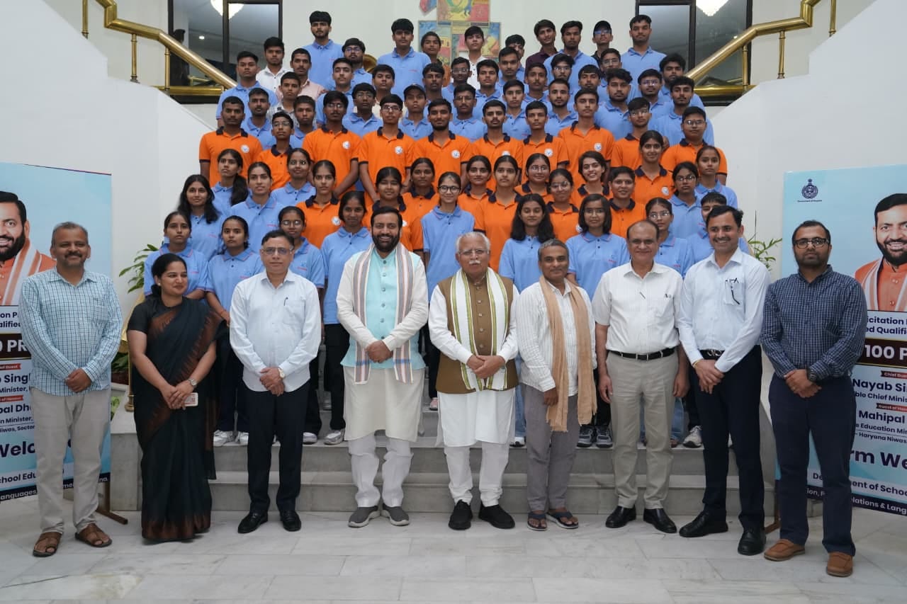 कैथल के विद्यार्थियों को सम्मानित करते सीएम नायब सिंह सैनी व केंद्रीय मंत्री मनोहर लाल। विज्ञ कैथल के विद्यार्थियों को सम्मानित करते सीएम नायब सिंह सैनी व केंद्रीय मंत्री मनोहर लाल। विज्ञ