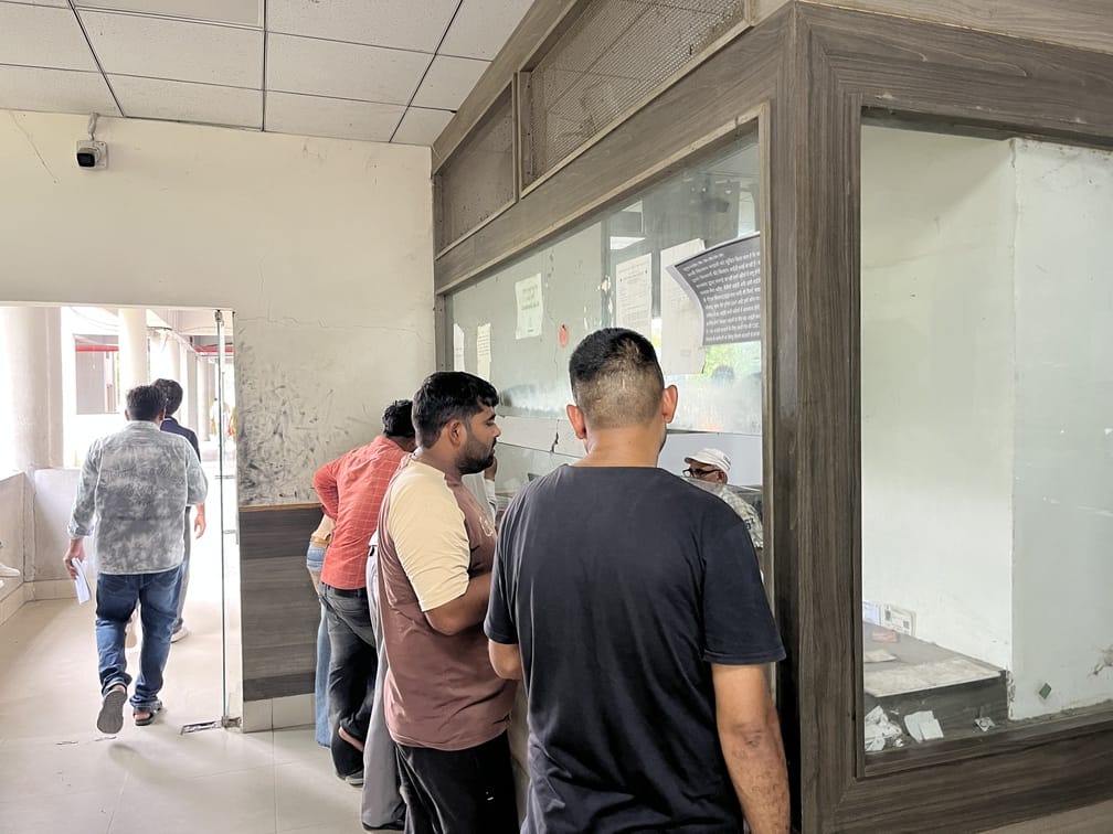 कैथल तहसील में काम करवाने के लिए पहुंचे लोग। संवाद