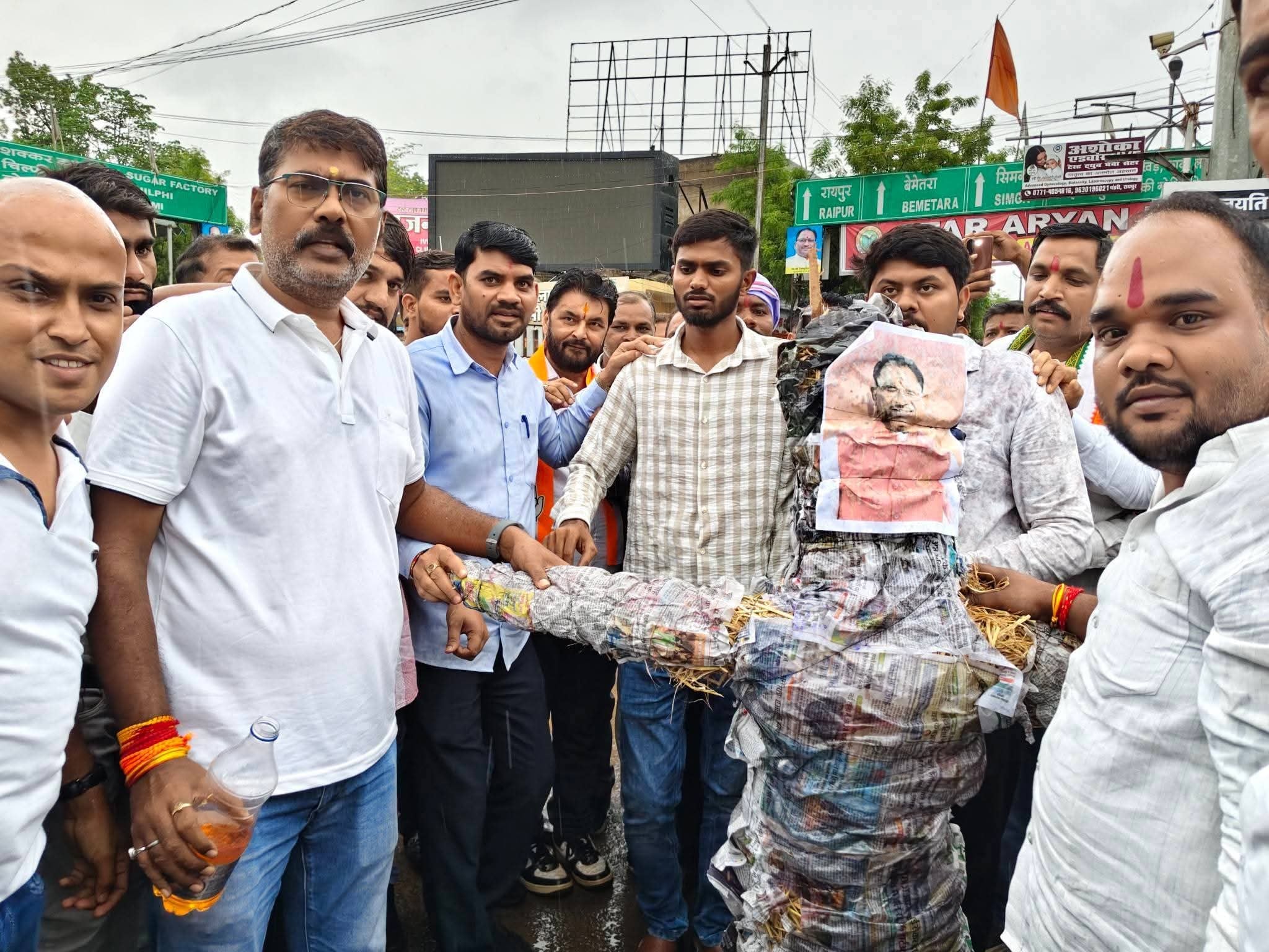 कवर्धा के सिग्नल चौक में प्रदर्शन किया गया है कवर्धा के सिग्नल चौक में प्रदर्शन किया गया है