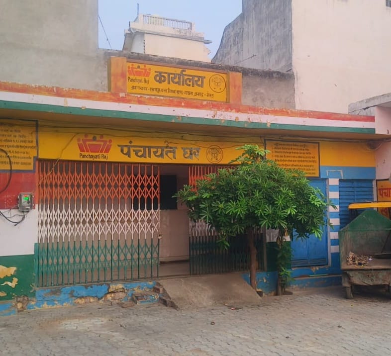खाली पड़ा ग्राम पंचायत नगला चांद का पंचायत भवन स्रोत संवाद