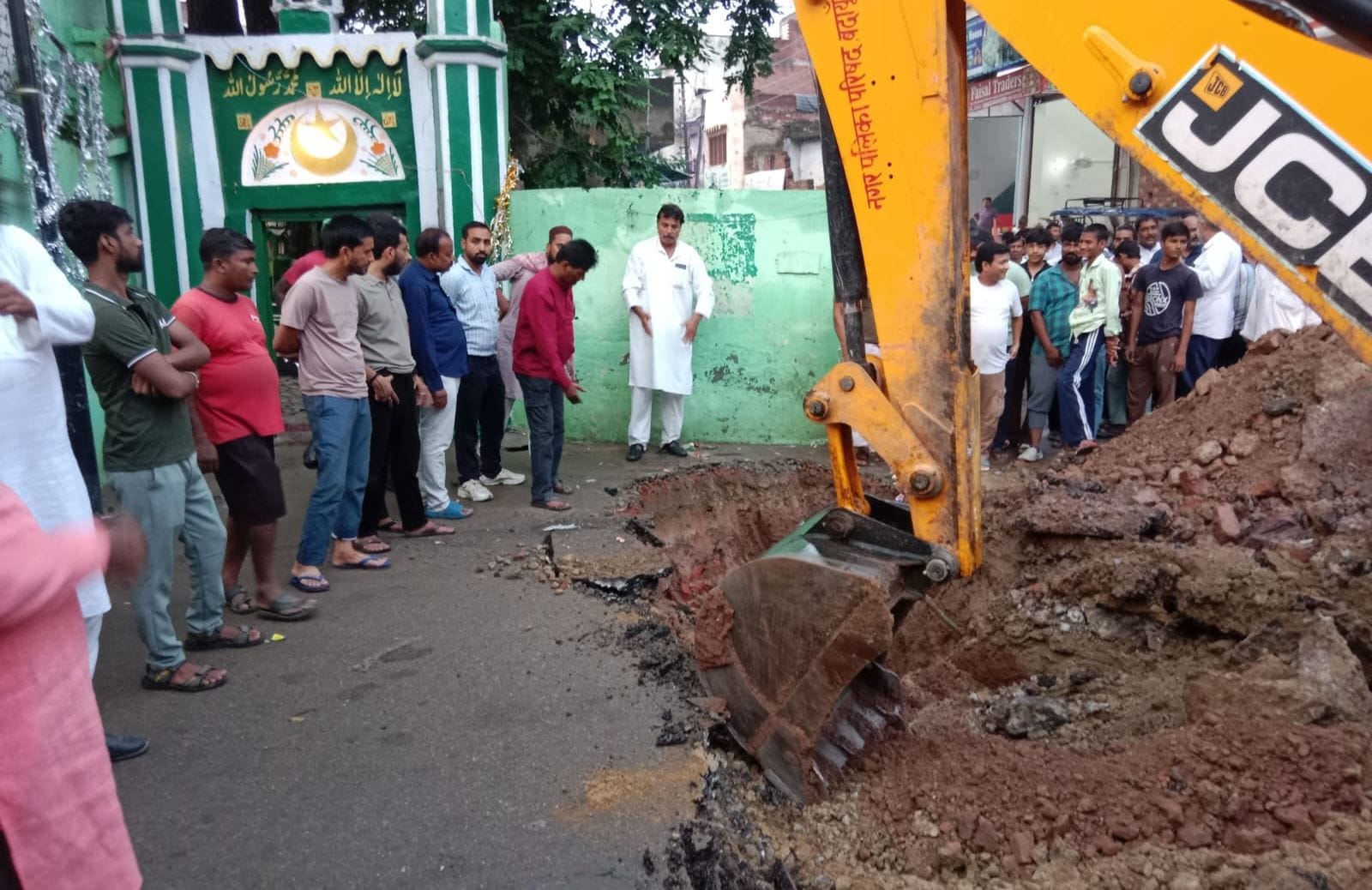 लोटनपुरा के पास में सड़क तोड़कर नाला साफ कराया। संवाद