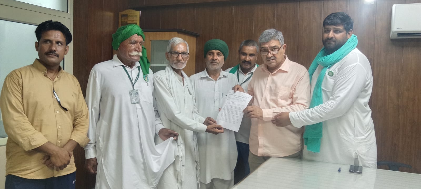 मुख्यमंत्री के नाम एसडीएम संजय कुमार को ज्ञापन  सौपते हुए भारतीय किसान यूनियन के नेता।