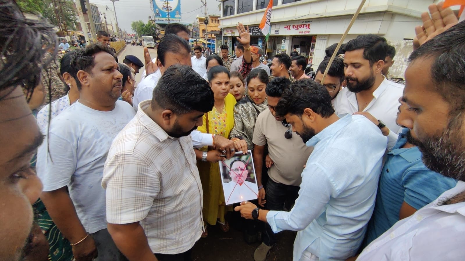 मुख्यमंत्री का पुतला दहन करते कांग्रेसी मुख्यमंत्री का पुतला दहन करते कांग्रेसी