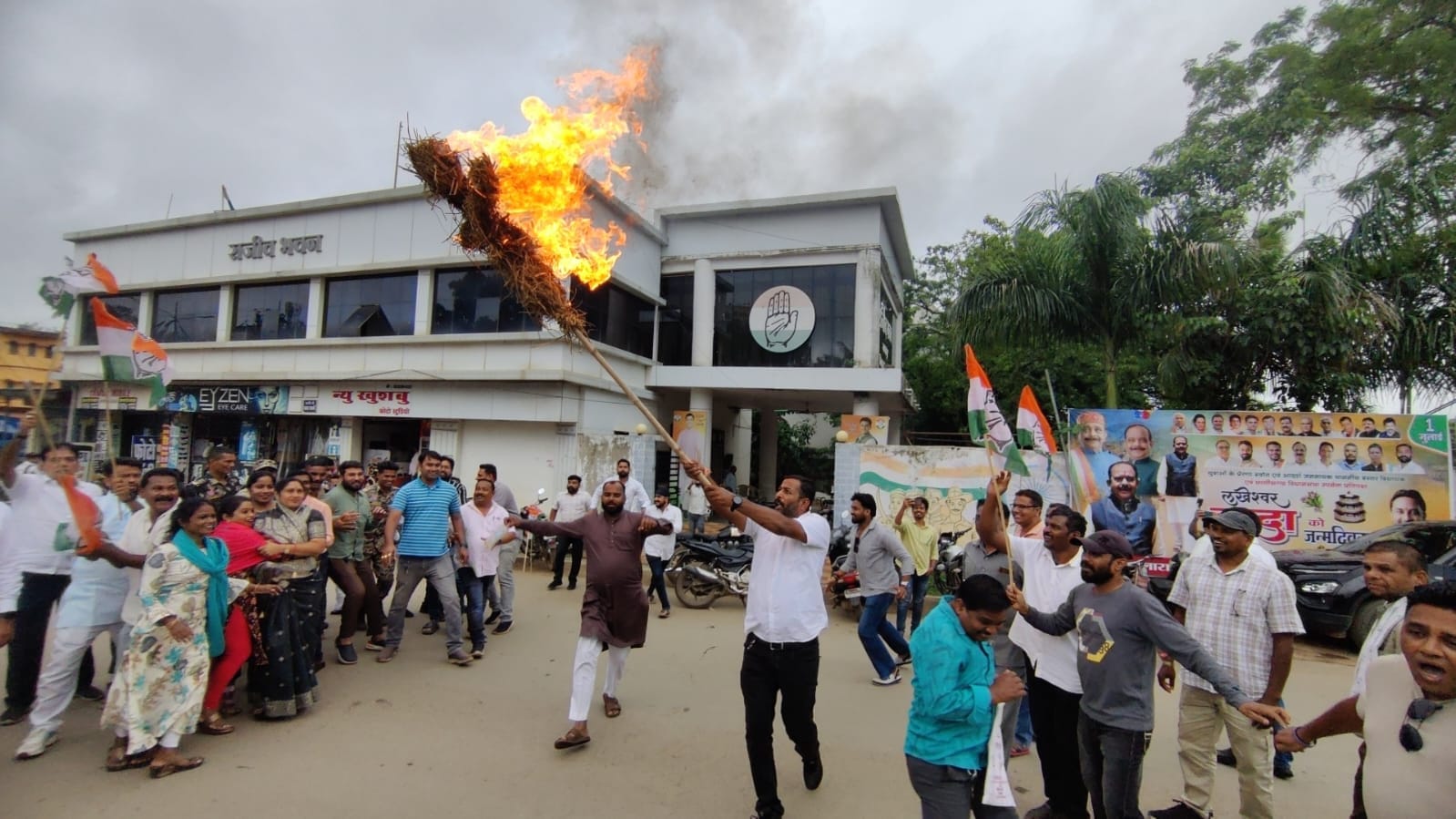 मुख्यमंत्री का पुतला दहन करते कांग्रेसी मुख्यमंत्री का पुतला दहन करते कांग्रेसी