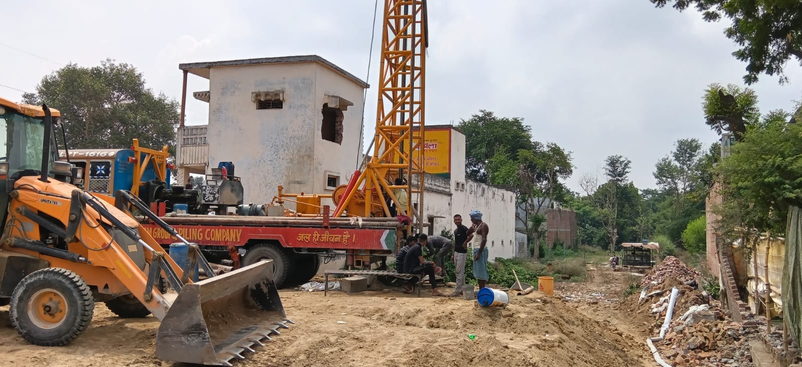 मेदनीपुर के पास रेल कम रोड ब्रिज के व्हीकल फ्लाईओवर के एप्रोच मार्ग के लिए ध्वस्त किये जा रहे भ