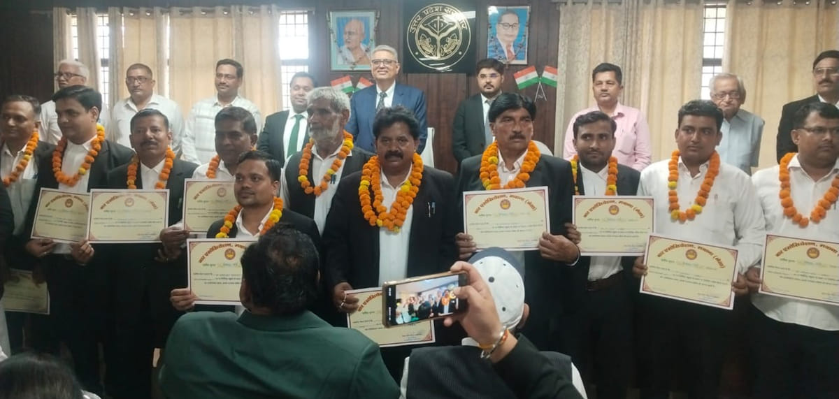 मवाना बार एसोसिएशन के नवनिर्वाचित पदाधिकारी व सदस्य शपथ लेते हुए। (स्त्रोत अधिवक्ता) मवाना। मवाना बार एसोसिएशन के नवनिर्वाचित पदाधिकारी व सदस्य शपथ लेते हुए। (स्त्रोत अधिवक्ता) मवाना।