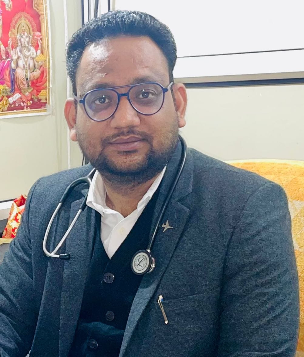 नोएडा। सेक्टर 40 में सफाई के बाद भी फुटपाथ की हालत बदहाल। संवाद