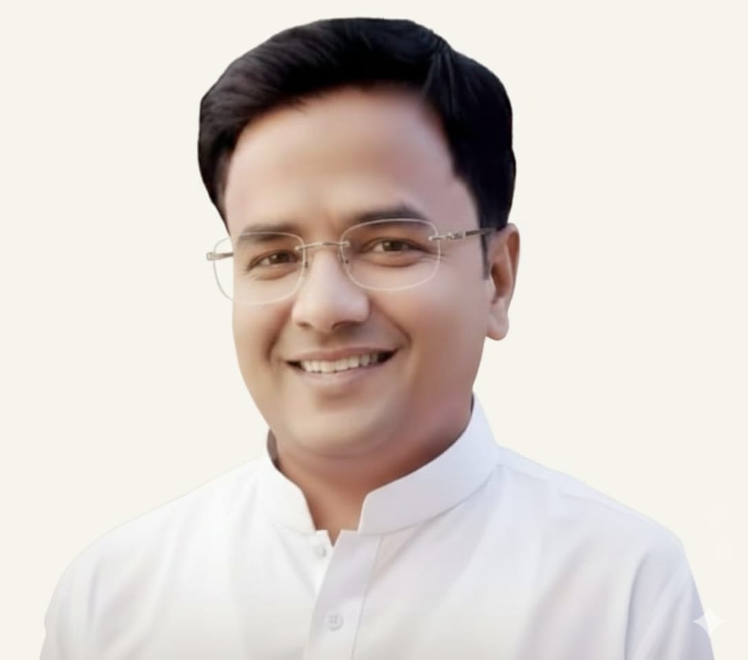 नोएडा। सेक्टर 40 में सफाई के बाद भी फुटपाथ की हालत बदहाल। संवाद