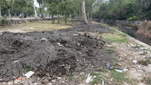 नोएडा। सेक्टर 40 में सफाई के बाद भी फुटपाथ की हालत बदहाल। संवाद
