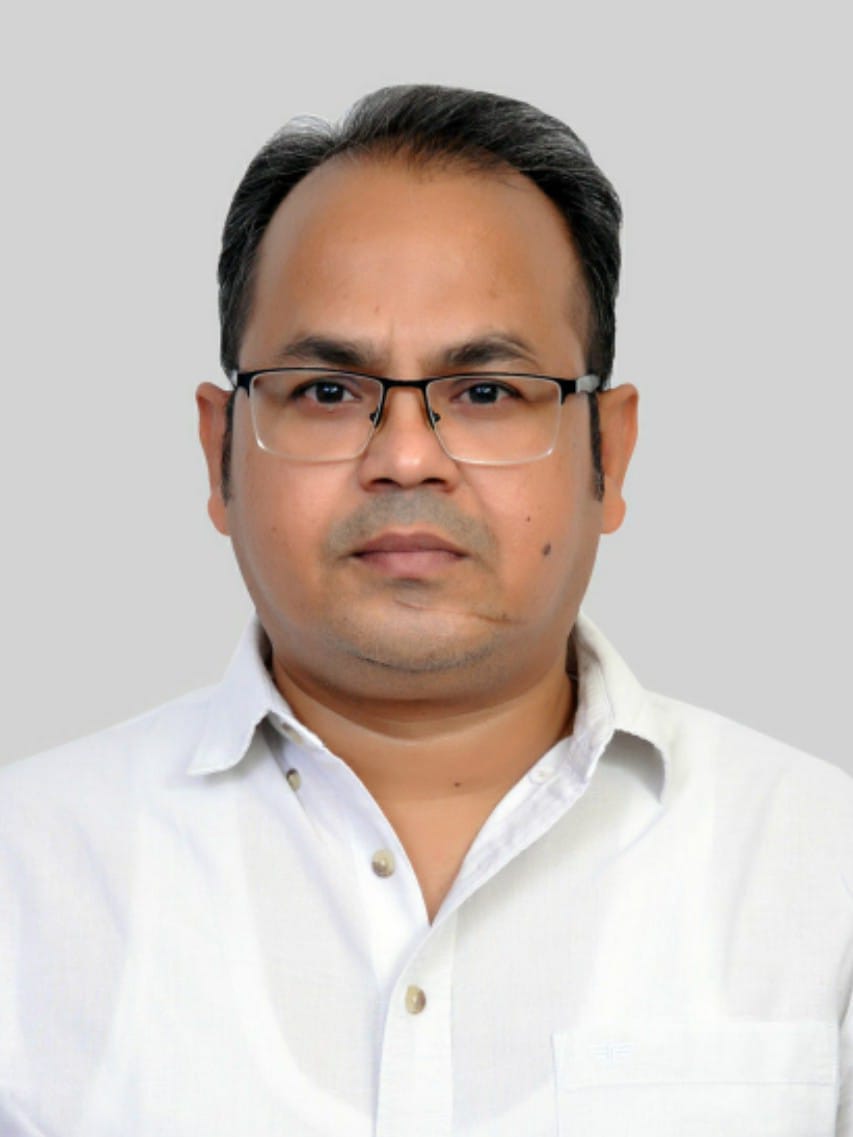 नोएडा। सेक्टर 40 में सफाई के बाद भी फुटपाथ की हालत बदहाल। संवाद