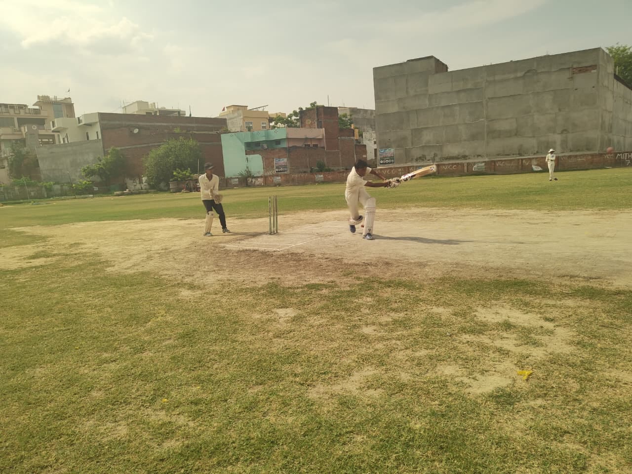 नगर के सहादतपुरा स्थित मैदान में आयोजित मैच में शाट लगाता बल्लेबाज।संवाद नगर के सहादतपुरा स्थित मैदान में आयोजित मैच में शाट लगाता बल्लेबाज।संवाद