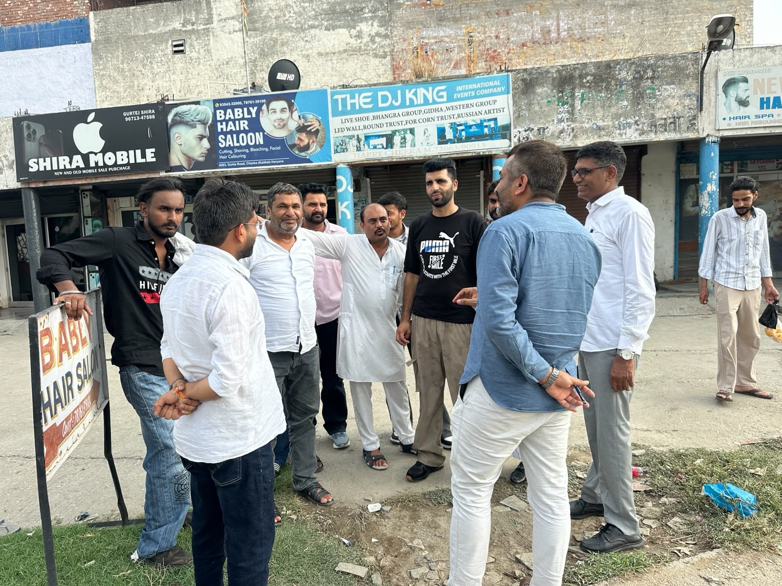 निरीक्षण कर दुकानदारों को समझाते एसडीएम व अन्य। विज्ञप्ति