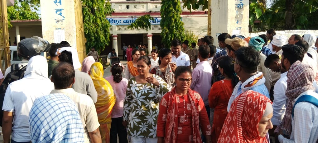 पडरौना उदित नारायण इंटर काॅलेज से टीईटी की परीक्षा देकर बाहर निकलते परीक्षार्थी।संवाद पडरौना उदित नारायण इंटर काॅलेज से टीईटी की परीक्षा देकर बाहर निकलते परीक्षार्थी।संवाद
