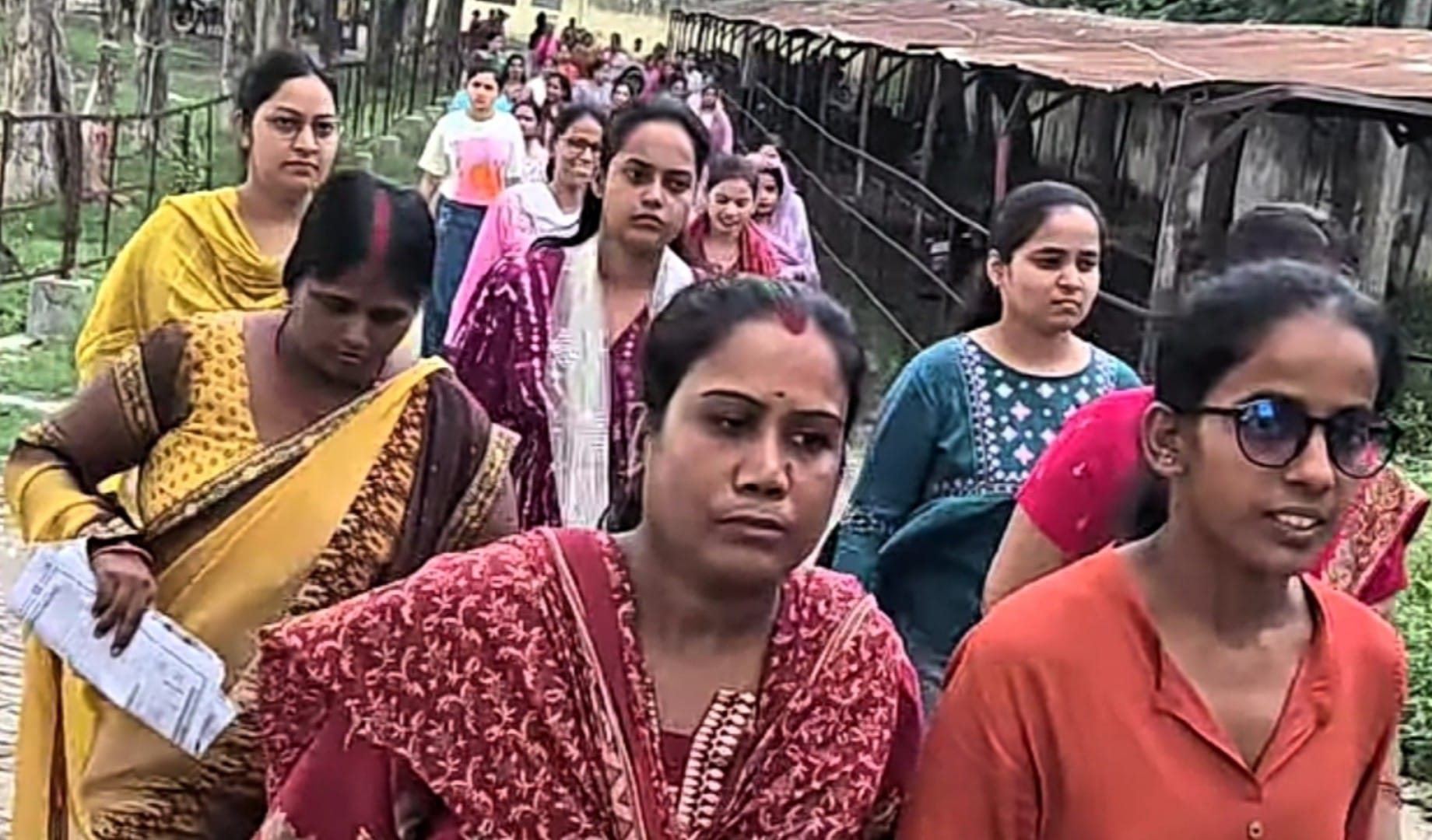 पडरौना उदित नारायण इंटर काॅलेज से टीईटी की परीक्षा देकर बाहर निकलते परीक्षार्थी।संवाद पडरौना उदित नारायण इंटर काॅलेज से टीईटी की परीक्षा देकर बाहर निकलते परीक्षार्थी।संवाद