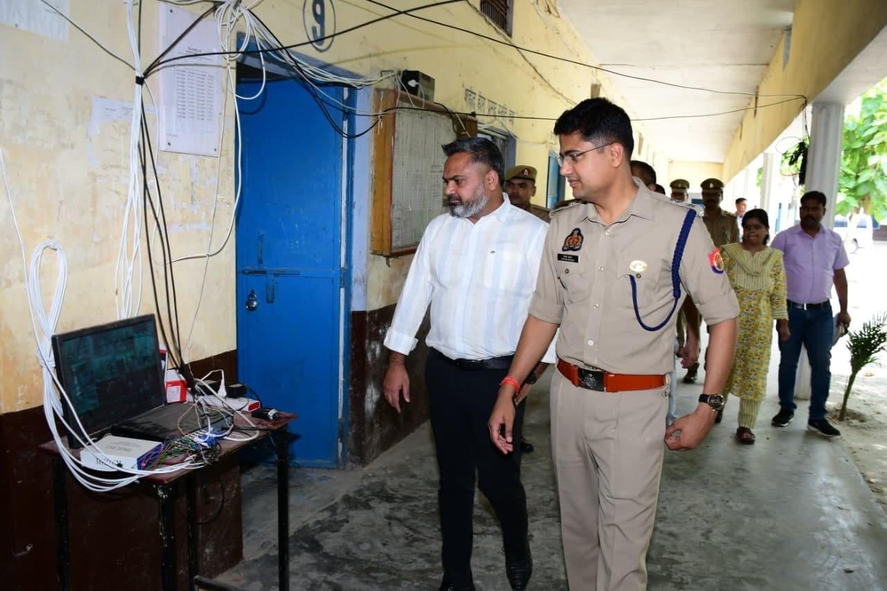 पडरौना उदित नारायण इंटर काॅलेज से टीईटी की परीक्षा देकर बाहर निकलते परीक्षार्थी।संवाद पडरौना उदित नारायण इंटर काॅलेज से टीईटी की परीक्षा देकर बाहर निकलते परीक्षार्थी।संवाद