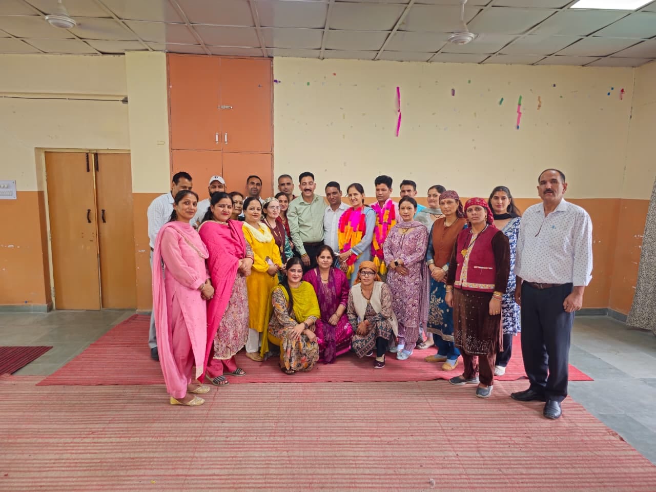पीएम स्कूल रामपुर में स्कूल प्रबंधन समिति के अध्यक्ष और उपाध्यक्ष स्कूल प्रधानाचार्य के साथ: प् पीएम स्कूल रामपुर में स्कूल प्रबंधन समिति के अध्यक्ष और उपाध्यक्ष स्कूल प्रधानाचार्य के साथ: प्
