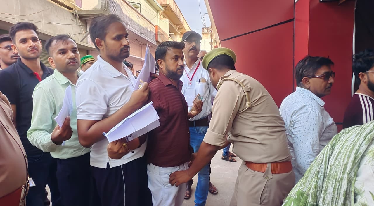 परीक्षा केंद्र जीआईसी से टीईटी देकर बाहर निकलते अभ्यर्थी। संवाद परीक्षा केंद्र जीआईसी से टीईटी देकर बाहर निकलते अभ्यर्थी। संवाद