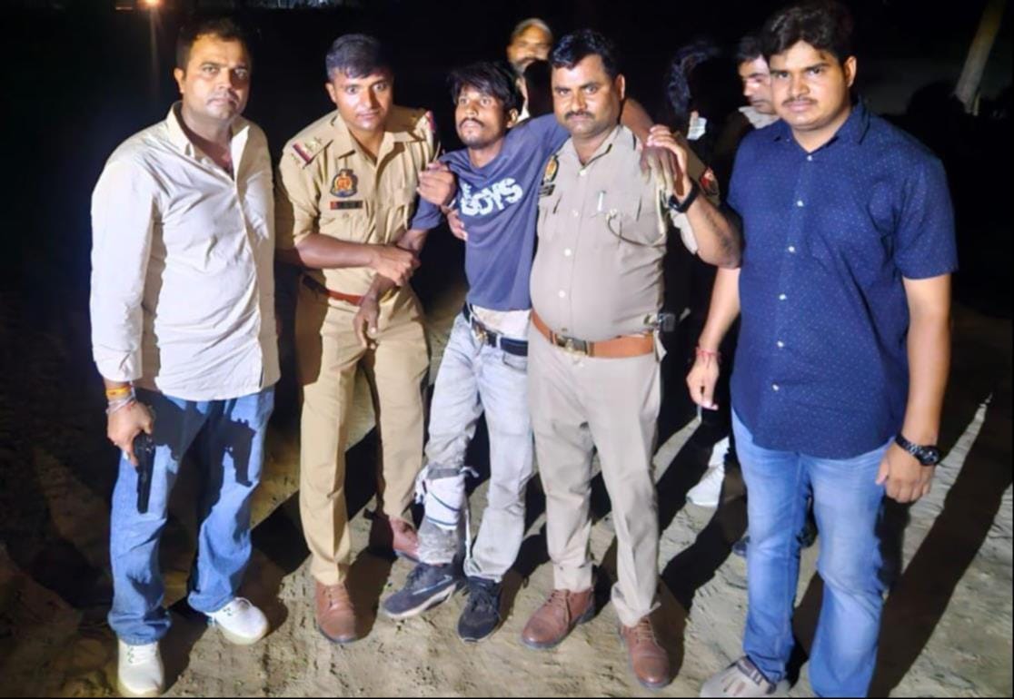 पोर्टरगंज के पास मुठभेड़ में घायल संजय को अस्पताल ले जाते पुलिस कर्मी। स्रोत पुलिस पोर्टरगंज के पास मुठभेड़ में घायल संजय को अस्पताल ले जाते पुलिस कर्मी। स्रोत पुलिस