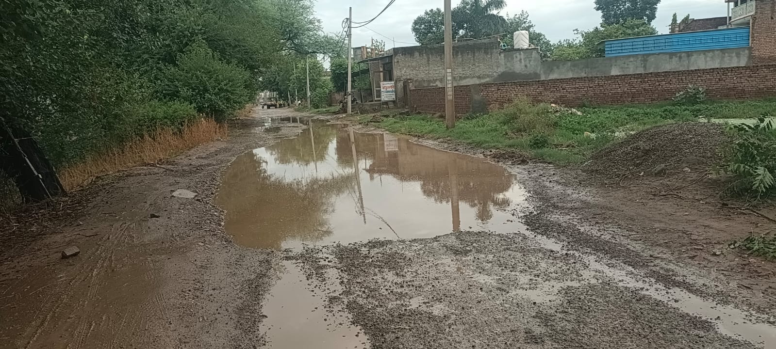राजौंद-बीर बांगड़ा मार्ग पर के बाद सड़क पर भरे पानी और कीचड़ से गुजरने को मजबूर ग्रामीण।