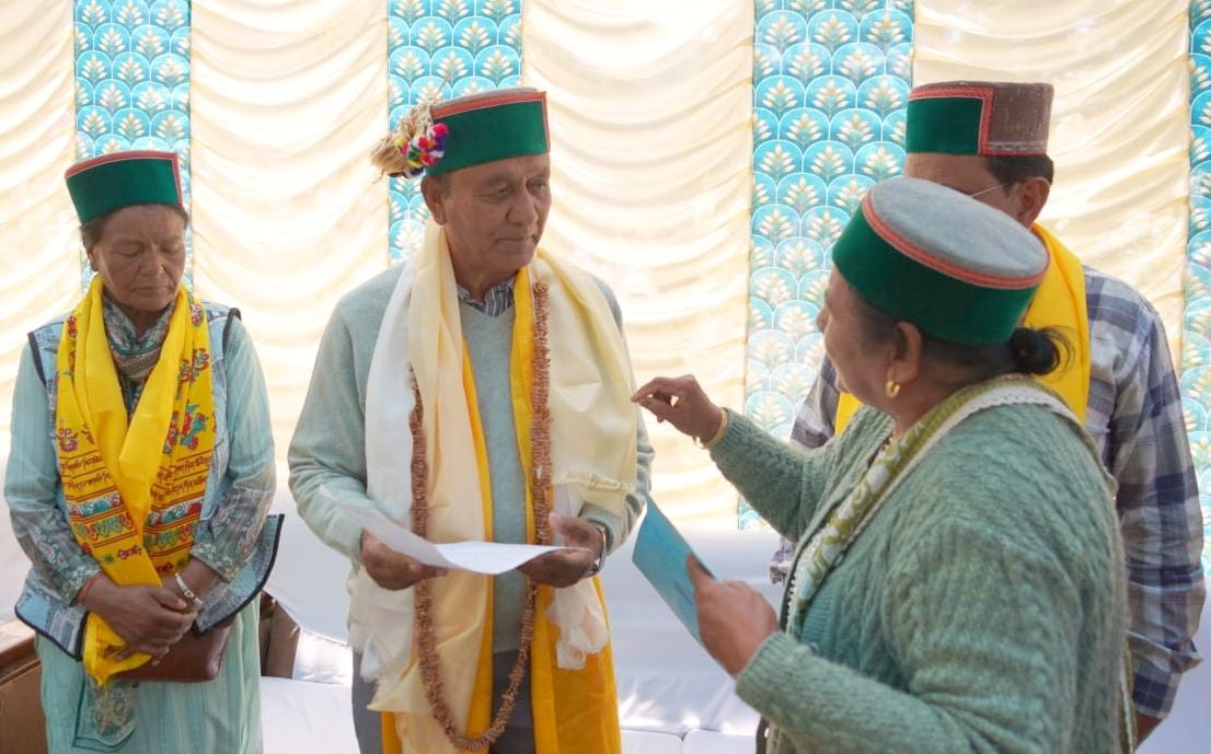 रिकांगपिओ में कैबिनेट मंत्री कल्पा ब्लॉक कांग्रेस की बैठक में शामिल होने जाते हुए। स्रोत : डीपी