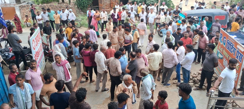 रायपुर गांव में मृतक इंद्रजीत यादव की मौत के बाद रोते बिलखते बड़े पिता कांता यादव। संवाद रायपुर गांव में मृतक इंद्रजीत यादव की मौत के बाद रोते बिलखते बड़े पिता कांता यादव। संवाद