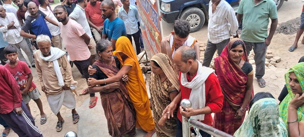 रायपुर गांव में मृतक इंद्रजीत यादव की मौत के बाद रोते बिलखते बड़े पिता कांता यादव। संवाद रायपुर गांव में मृतक इंद्रजीत यादव की मौत के बाद रोते बिलखते बड़े पिता कांता यादव। संवाद