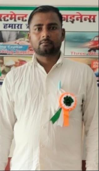 रायपुर गांव में मृतक इंद्रजीत यादव की मौत के बाद रोते बिलखते बड़े पिता कांता यादव। संवाद रायपुर गांव में मृतक इंद्रजीत यादव की मौत के बाद रोते बिलखते बड़े पिता कांता यादव। संवाद
