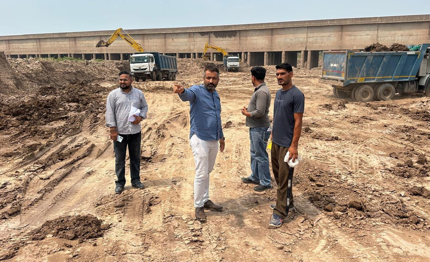 सरोला साइफन से मिट्टी निकाले जाने की जानकारी लेते हुए एसडीएम मनीष कुमार यादव। सरोला साइफन से मिट्टी निकाले जाने की जानकारी लेते हुए एसडीएम मनीष कुमार यादव।