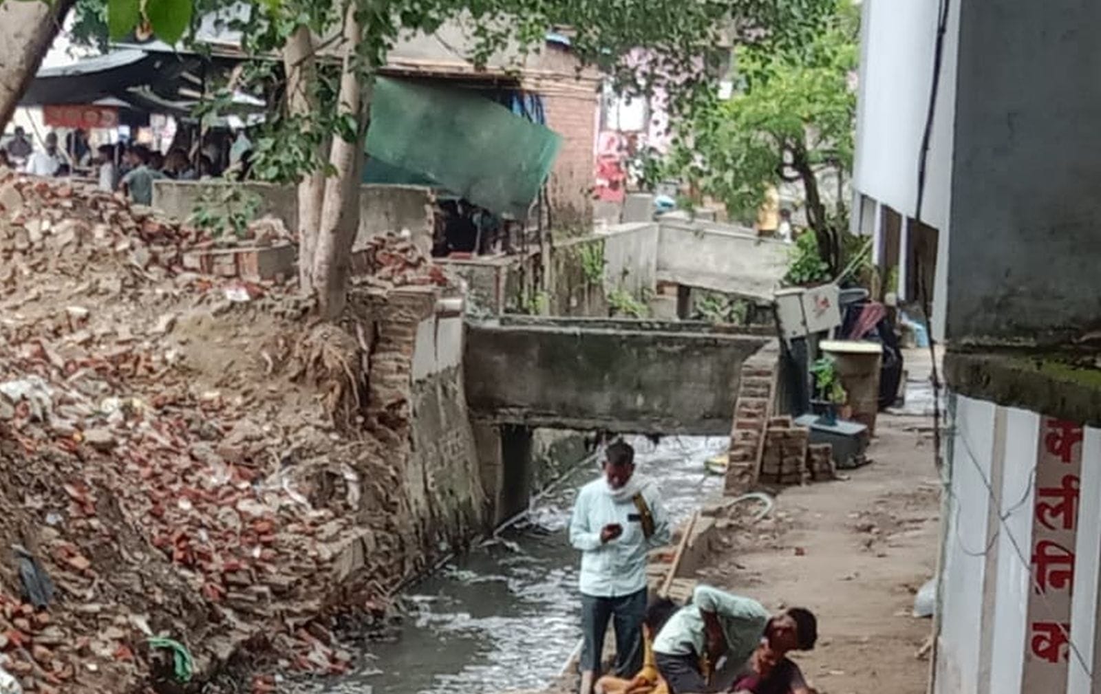 शहर में नाले पर बनी दुकान शहर में नाले पर बनी दुकान