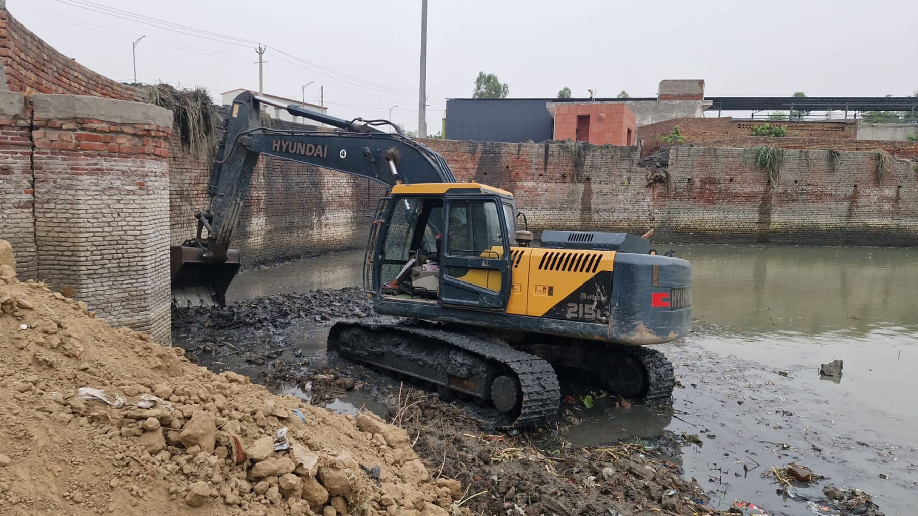 श्री कपिल तीर्थ से निकाली जा रही गाद व जंगली वनस्पति। संवाद